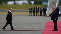 Presiden Donald Trump menyambut Presiden Rusia Vladimir Putin di Pangkalan Gabungan Elmendorf-Richardson, Alaska,&nbsp;Amerika Serikat, Jumat (15/8/2025). (Dok. AP/Julia Demaree Nikhinson)