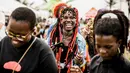 Penggemar musik reggae berkumpul saat memperingati ulang tahun Bob Marley dalam One Love Festival and Rasta Fair di North Beach Amphitheatre, Durban, Afrika Selatan, Minggu (3/2). (RAJESH JANTILAL/AFP)