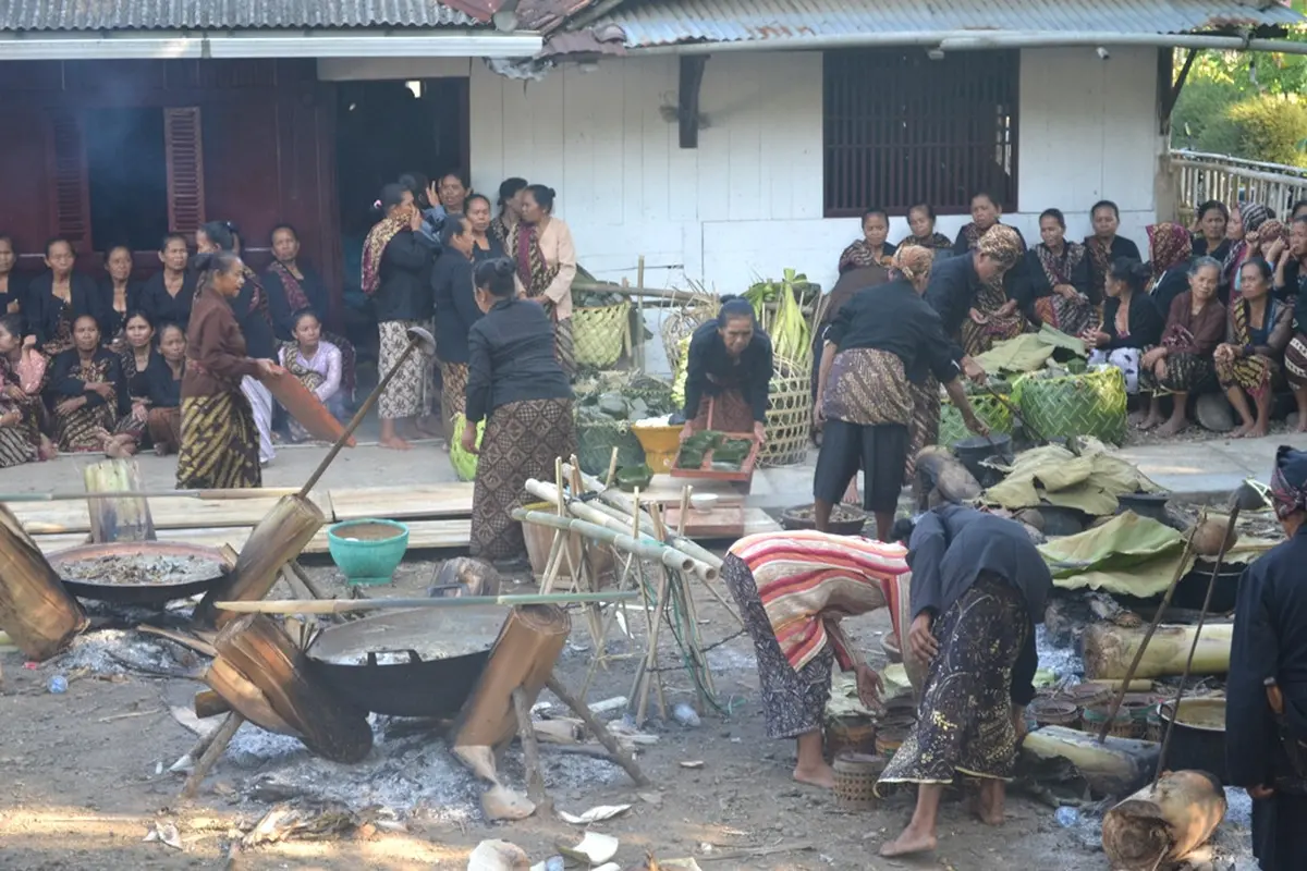 Ilustrasi - Tradisi Punggahan Sadaran, menyambut bulan puasa komunitas kejawen di Panembahan Banokeling, Pekuncen, Banyumas. (Foto: Liputan6.com/Muhamad Ridlo)