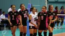 Pevoli putri Indonesia tertunduk usai dikalahkan Thailand di semifinal voli putri SEA Games ke-28 di OCBC Arena, Singapura, Minggu (14/6/2015). Pevoli Indonesia kalah 1-3 dari Thailand. (Liputan6.com/Helmi Fithriansyah)