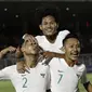 Bagus Kahfi (atas) dan Beckham Putra (kanan) merayakan gol yang dicetak Bagas Kaffa saat Timnas Indonesia U-19 menghadapi Hong Kong di laga kedua Grup K kualifikasi Piala AFC U-19 2020 di Stadion Madya, Jakarta, Jumat (8/11/2019). (Bola.com/Yoppy Renato