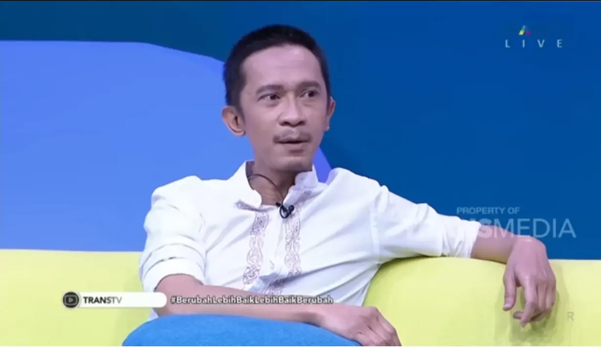 Belakangan ini, penampilan Aming Supriatna Sugandhi tampak lebih maskulin.  Berbeda jauh dari sebelumnya. Bahkan penampilan barunya, membuatnya tak dikenali. Aming mengaku sangat senang bisa hidup lebih tenang. [Youtube/TRANS TV Official]