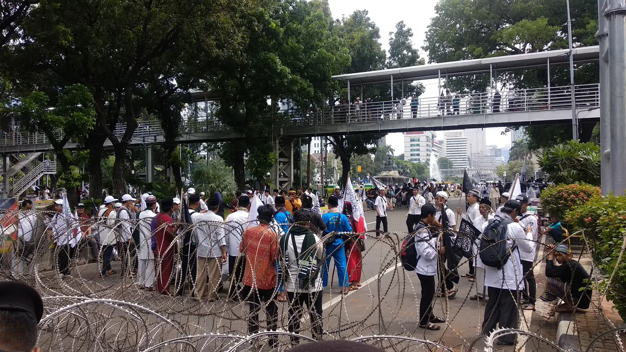 Sekumpulan massa yang mengatasnamakan dengan Aksi Bela Tauhid, hari ini akan menyampaikan aspirasinya. Mereka memprotes pembakaran bendera tauhid.