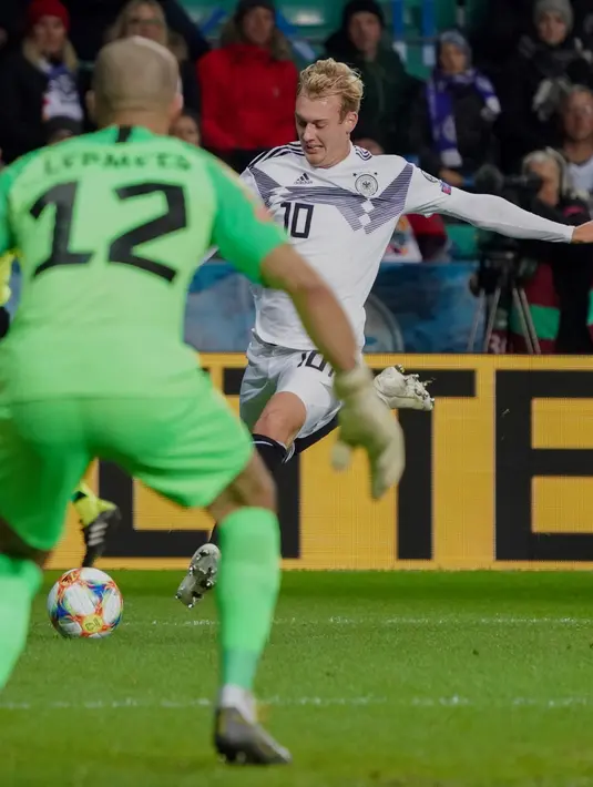 Pemain depan Jerman Julian Brandt berusaha menendang bola ke arah kiper Estonia Sergei Lepmetz selama pertandingan grup C kualifikasi Euro 2020 di Tallinn, Estonia (13/10/2019). Jerman menang telak 0-3 atas Estonia. (AFP Photo/Janek Skarzynski)