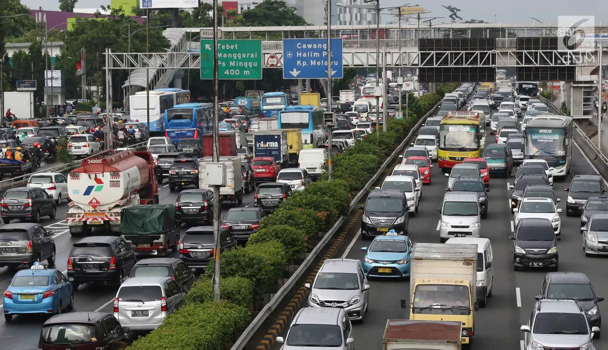 Suasana kemacetan di Jalan Gatot Soebroto dan tol dalam kota, Jakarta, Jumat (16/11). Menteri PPN/Kepala Bappenas Bambang Brodjonegoro menyatakan kemacetan di Jakarta mengakibatkan kerugian sekitar Rp 67,5 triliun. (Liputan6.com/Immanuel Antonius)