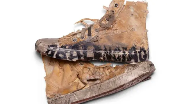 sepatu Balenciaga tuai kontroversi