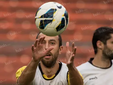 Bek Arema Cronus, Goran Gancev, berlatih jelang final Torabika Bhayangkara Cup 2016 melawan Persib Bandung di Stadion Utama Gelora Bung Karno, Jakarta, Sabtu (2/4/2016). (Bola.com/Vitalis Yogi Trisna)