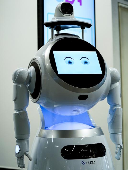 Gambar pada 29 Mei 2020 di Antwerp University Hospital (UZA) menunjukkan robot yang diatur untuk memindai suhu pengunjung. Perusahaan Belgia ZoraBots menguji robot yang disebut CRUZR, untuk mendeteksi demam dan menentukan pengunjung rumah sakit memakai masker atau tidak. (Kenzo TRIBOUILLARD/AFP)