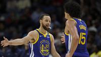 Aksi Stephen Curry pada laga NBA 2024/2025 (AFP)