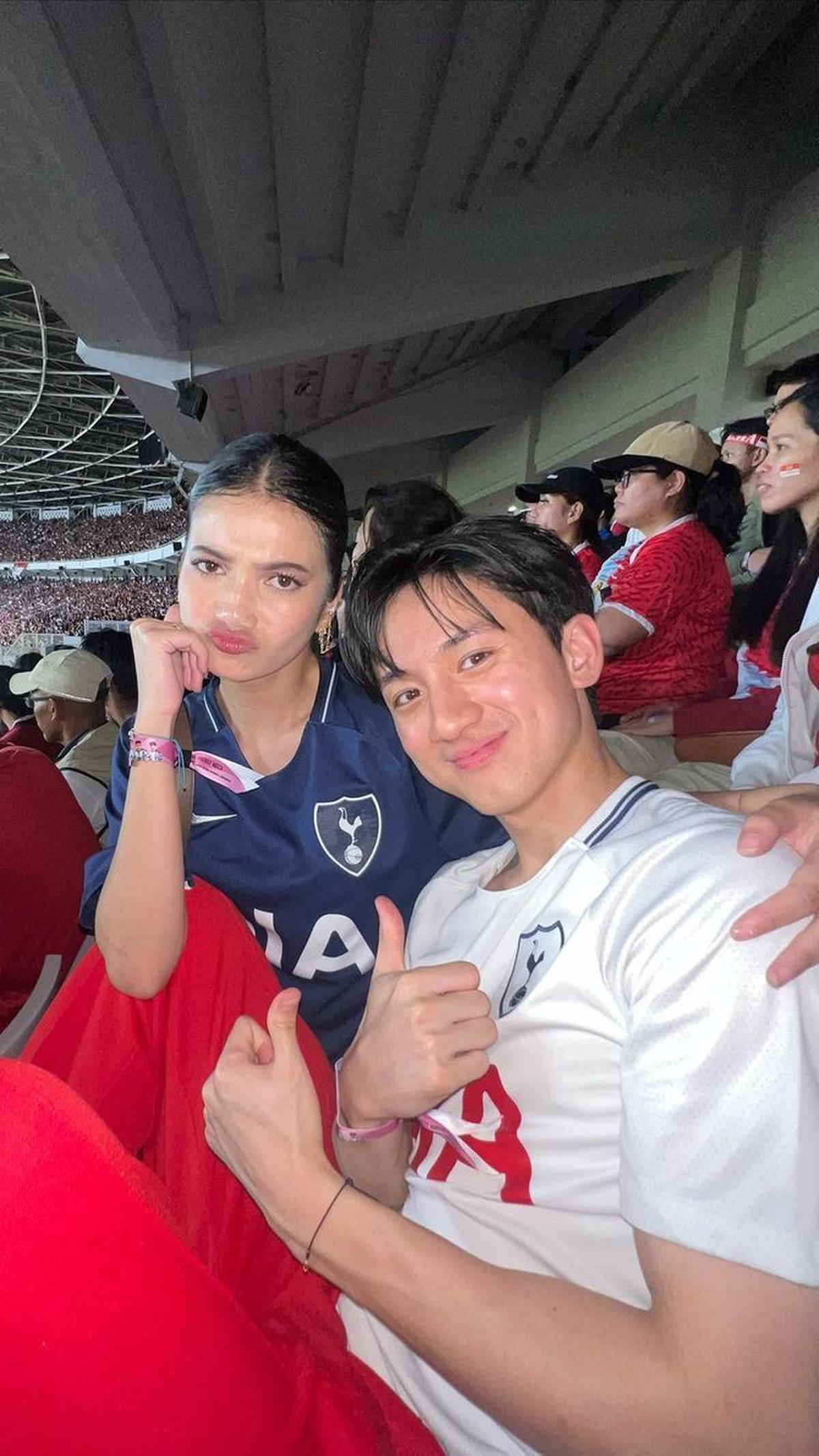 Diketahui, kekasih Ratu Sofy ini merupakan pesepak bola muda bertalenta bernama Ilham Yuda. Sontak saja, hubungan mereka mendapat dukungan penuh dari para penggemar.