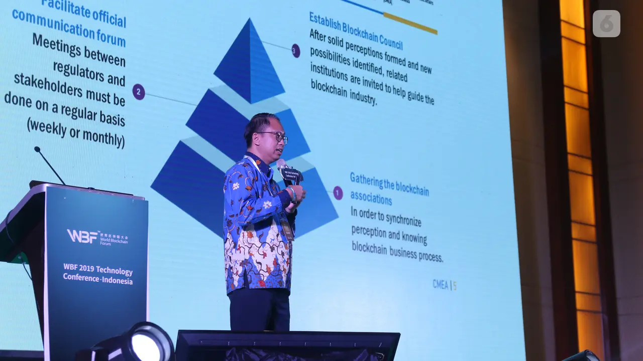 Dr. Raden Edi Prio Pambudi, Asisten Deputi Moneter dan Neraca Pembayaran dari Kementerian Koordinator Bidang Perekonomian RI dalam konferensi World Blockchain Forum yang diadakan di Hotel Ritz Carlton Pacific Place Jakarta, Jum'at (20/9/2019).