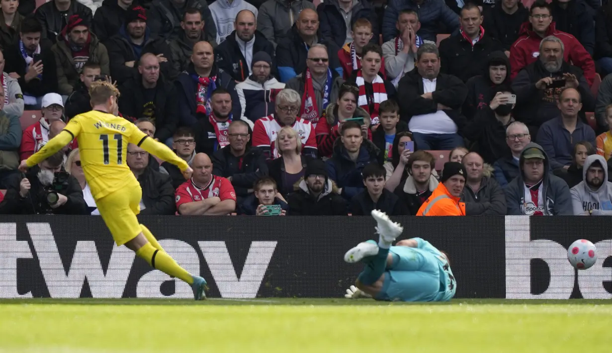 Penyerang Chelsea, Timo Werner saat mencetak gol ke gawang Southampton pada pertandingan lanjutan Liga Inggris di Stadion Saint Mary di Southampton, Sabtu (9/4/2022). Chelsea menang telak atas tuan rumah Southampton 6-0. (AP Photo/Frank Augstein)