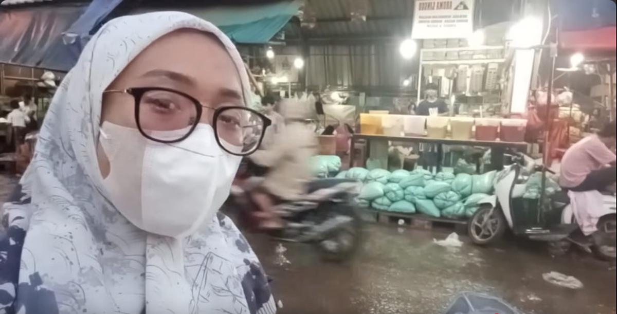 Harga Bahan Pokok Terus Meroket, Wanita Ini Rela Mulung Sayur di Pasar