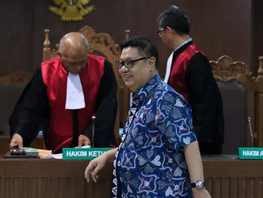 Terdakwa kasus suap hakim ad hoc PN Tipikor Medan, Hadi Setiawan usai menjalani sidang pembacaan putusan di Pengadilan Tipikor, Jakarta, Kamis (4/4). Hadi terbukti membantu Tamin Sukardi menyuap Merry untuk melancarkan perkaranya di Pengadilan Tipikor Medan. (Liputan6.com/Helmi Fithriansyah)