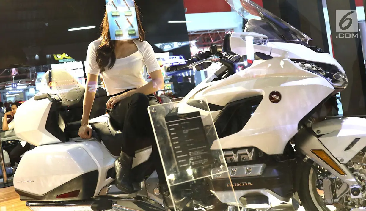 Seorang model duduk di atas motor saat  pameran Jakarta Fair 2018 di JIExpo Kemayoran, Jakarta, Rabu (23/5). Jakarta Fair 2018 ini diselenggarakan mulai 23 Mei hingga 1 Juli 2018. (Liputan6.com/Immanuel Antonius)