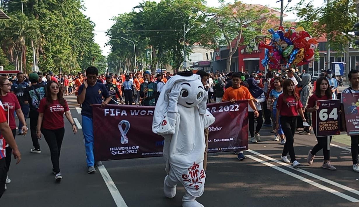 Maskot Piala Dunia 2022, La'eeb bersama tim dari EMTEK melakukan pawai saat acara CFD (Car Free Day) di Surabaya, Sabtu (20/11/2022). (Dok. SCM)