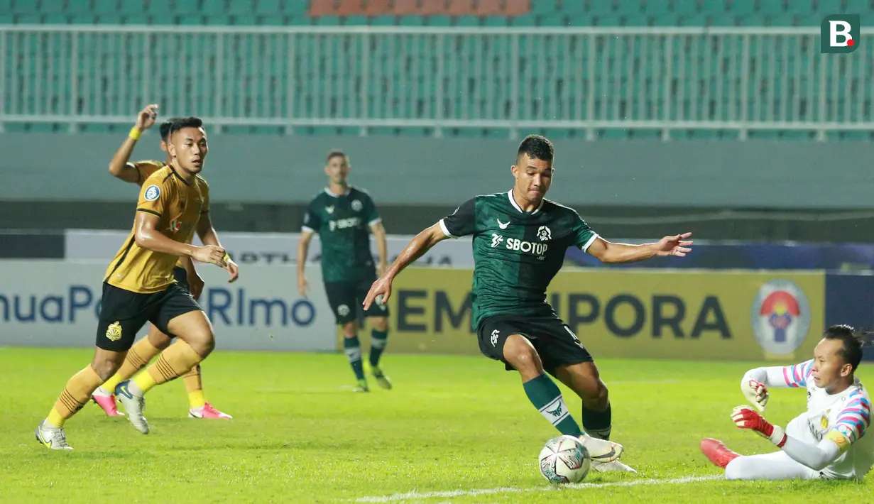 Setelah ditinggal Ciro Alves pindah ke Persib Bandung, kini Persikabo punya Gustavo Tocantins (kanan). Penyerang asal Brasil berusia 26 tahun ini sudah mencetak lima gol untuk Persikabo 1973 di BRI Liga 1 musim ini. Ia menjadi top skor sementara klub itu. (Bola.com/M Iqbal Ichsan)