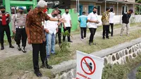 Ganjar Pranowo meninjau pembangunan talud di Desa Trangsan, Kecamatan Gratak, Kabupaten Sukoharjo. (Istimewa)