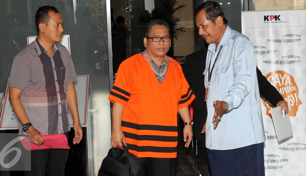 Mantan calon Bupati Lebak 2013-2018 Amir Hamzah keluar dari Gedung KPK usai menjalani pemeriksaan, Jakarta, Selasa (18/8/2015). Amir ditahan karena diduga menyuap mantan Ketua MK Akil Mochtar dalam sengketa Pilkada Lebak 2013. (Liputan6.com/Helmi Afandi)