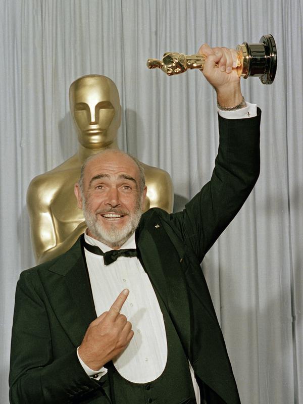 Dalam foto file ini tertanggal 11 April 1988, Sean Connery mengangkat Oscar untuk aktor pendukung terbaiknya untuk 