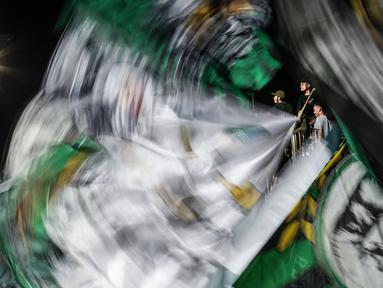 Salah satu kelompok suporter PSS Sleman, Brigata Curva Sud (BCS), menyambut kedatangan bobotoh yang hadir memberikan dukungan langsung kepada Persib Bandung. (Bola.com/Bagaskara Lazuardi)
