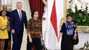 Kali ini, keduanya mengenakan tenun yang dikreasikan untuk women attire. Sederhana namun menawan, keduanya tampak penuh gaya.  [Foto: Instagram/ @srimulyani]