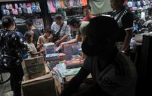 FOTO: Jelang Masuk Tahun Ajaran Baru, Para Orang Tua Murid Mulai Ramai Memburu Buku Tulis di Pasar-Pasar