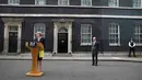 PM baru Inggris, Theresa May memberikan keterangan pers saat tiba di 10 Downing Street, London, (13/7). Theresa May menggantikan David Cameron yang mengundurkan diri setelah Inggris keluar dari Uni Eropa. (REUTERS/Dominic Lipinski/Pool)