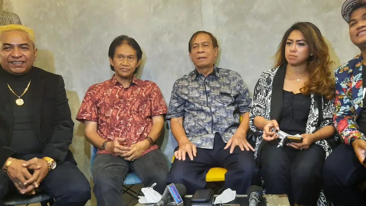 ki-ka: Vicky Anakotta, Dinda Diany, Bens Leo Adriyadie selaku Komisaris Label Mesra Musik/ Pencipta Lagu , V_ Angel penyanyi dan Ciripa (Hernowo Anggie/ Liputan6.com)