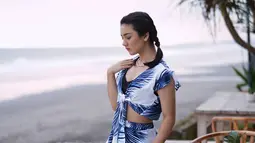 Menikmati indahnya suasana pantai, mantan kekasih dari Dylan Carr ini tampil menawan mengenakan dress. Sambil dikucir dua, gaya Ersya Aurelia ini tuai banyak pujian dari para penggemarnya di media sosial Instagram. (Liputan6.com/IG/@ersyaurel)