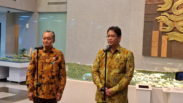 Menteri Keuangan Purbaya Yudhi Sadewa bersama Menteri PU, Dody Hanggodo di Kantor Kementerian PU, Jakarta, Jumat (17/10/2025). (Liputan6.com/Arief)