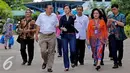 Managing Director Sinar Mas G. Sulistiyanto didampingi Istri Gubernur DKI Jakarta Basuki Tjahaja Purnama, Veronica Tan saat menghadiri acara Bazaar Rakyat di Rusun Marunda, Jakarta Utara, Kamis (30/6).(Liputan6.com/Angga Yuniar)