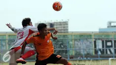 Pesepakbola Persipasi Bandung Raya (PBR) dan Villa 2000 berebut bola saat laga ujicoba di Stadion Lebak Bulus Jakarta, Sabtu (22/8/2015). Uji tanding ini merupakan persiapan PBR menghadapi turnamen Piala Presiden 2015. (Liputan6.com/Helmi Fithriansyah)