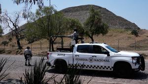 Pasukan Garda Nasional berpatroli di Piramida Teotihuacan, yang tetap ditutup sehari setelah seorang pria bersenjata melepaskan tembakan ke arah turis di situs arkeologi di luar Kota Meksiko, Selasa, 21 April 2026. (Foto AP/Marco Ugarte)