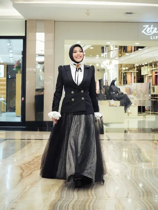 Aurel kerap mengenakan dress dengan potongan A-line yang mengecil di bagian pinggang dan melebar ke bawah. Model seperti ini sangat cocok untuk menyamarkan area perut dan pinggul, memberikan kesan tubuh lebih proporsional. [@aurelie.hermansyah].