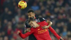 Pemain Liverpool, Roberto Firmino (depan) berduel dengan pemain Southampton, Ryan Bertrand pada laga semifinal leg kedua Piala Liga Inggris di Anfield stadium, Liverpool (25/1/2017). Liverpool kalah 0-1. (AP/Dave Thompson)