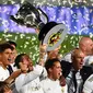Pelatih Real Madrid, Zinedine Zidane, merayakan juara La Liga usai timnya mengalahkan Villreal pada laga lanjutan pekan ke-37 di Estadio Alfredo Di Stefano, Jumat (17/7/2020) dini hari WIB. (AFP/Gabriel Bouys)
