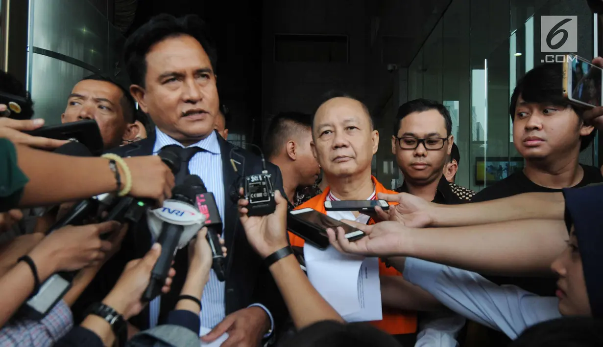 Pakar Hukum Tata Negara Yusril Ihza Mahendra mendampinggi tersangka mantan Ketua Badan Penyehatan Perbankan Nasional (BPPN) Syafruddin Arsyad Temenggung usai penendatangan P21 di gedung KPK, Jakarta, Rabu (18/4). (Merdeka.com/Dwi Narwoko)