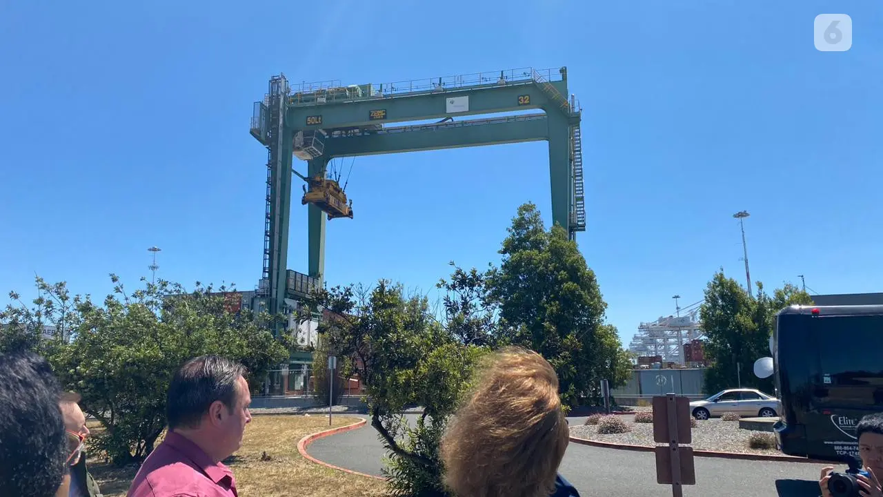 Belum lama ini, Komisi Transportasi California (CT) menyetujui hibah US$42 juta setara dengan Rp628 miliar ke Port of Oakland untuk Proyek Green Power Microgrid (Liputan6.com/Teddy Tri Setio Berty).