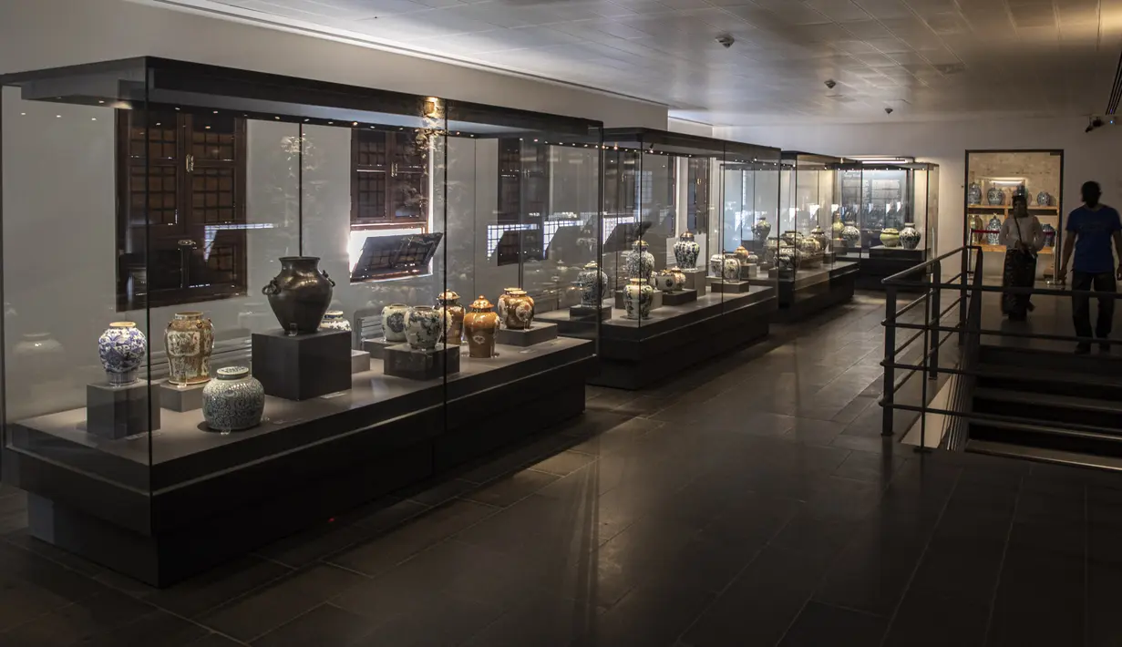 Suasana pameran porselen China di Museum Istana Topkapi, Istanbul, Turki, 2 Oktober 2020. Museum Istana Topkapi memamerkan hampir 12.000 buah koleksi porselen China, menyuguhkan kronologi lengkap sejarah evolusi porselen China dari abad ke-13 hingga ke-19. (Xinhua/Osman Orsal)