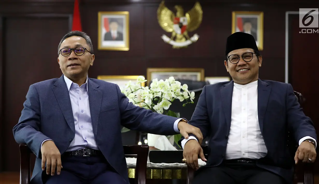 Momen pertemuan Ketua MPR Zulkifli Hasan (kiri) dengan Ketua Umum PKB Muhaimin Iskandar di Kompleks Parlemen Senayan, Jakarta, Jumat (11/5). Pertemuan membahas kondisi kebangsaan terkini jelang Pilkada 2018 dan Pilpres 2019. (Liputan6.com/Johan Tallo)