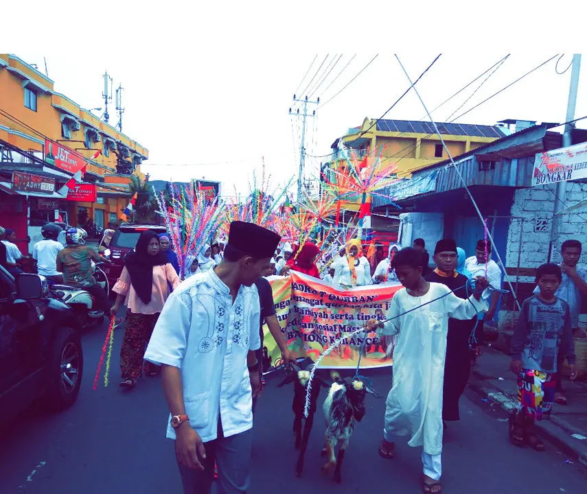 Tradisi unik saat Idul Adha oleh warga Kelurahan Bastiong Karance, Ternate Selatan, Maluku Utara, kembali menyita perhatian masyarakat. (Liputan6.com/Hairil Hiar)