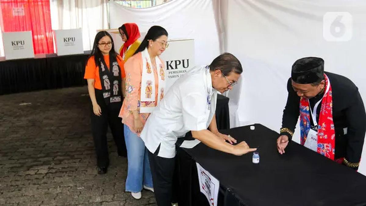Ditemani Istri dan Anaknya, Pramono Anung Gunakan Hak Pilihnya di TPS 046 Cipete Selatan