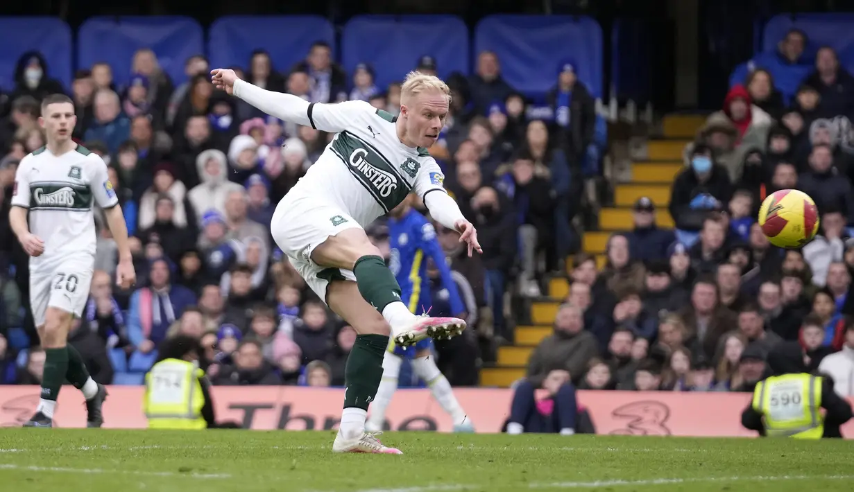 Di babak kedua extra time, Plymouth Argyle memiliki peluang menyamakan skor melalui pemain pengganti Ryan Broom. Sayang, tendangannya usai memanfaatkan bola liar di depan kotak penalti Chelsea masih mampu diblok barisan pertahanan The Blues. (AP/Matt Dunham)