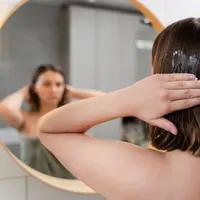 Clarifying shampoo adalah solusi praktis untuk rambut yang kusam, lepek, dan penuh residu produk. Namun, penggunaannya tetap harus disesuaikan dengan kondisi rambut dan kebutuhan. (foto/dok: freepik)