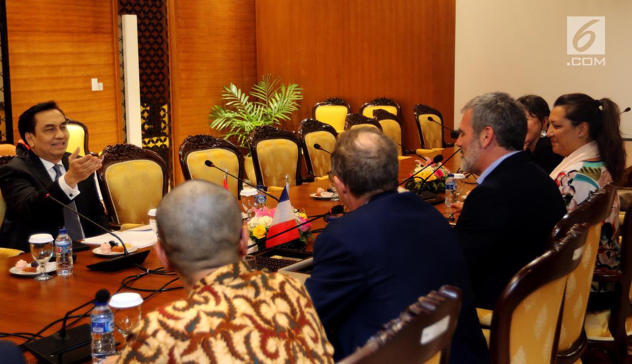 Pimpinan GKSB DPR-Parlemen Francis Effendi Simbolon berbincang dengan Presiden Grup Persahabatan Francis-Indonesia dari Majelis Nasional Francis Raphael Gerard di ruang Delegasi, Gedung Nusantara II, Jakarta, Rabu (31/10). (Liputan6.com/Johan Tallo)