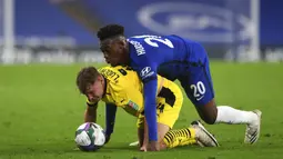 Pemain Barnsley Kilian Ludewig (kiri) dan pemain Chelsea Callum Hudson-Odoi memperebutkan bola pada pertandingan Piala Liga Inggris di Stamford Bridge, London, Inggris, Rabu (23/9/2020). Chelsea menaklukkan Barnsley 6-0. (AP Photo/Neil Hall)