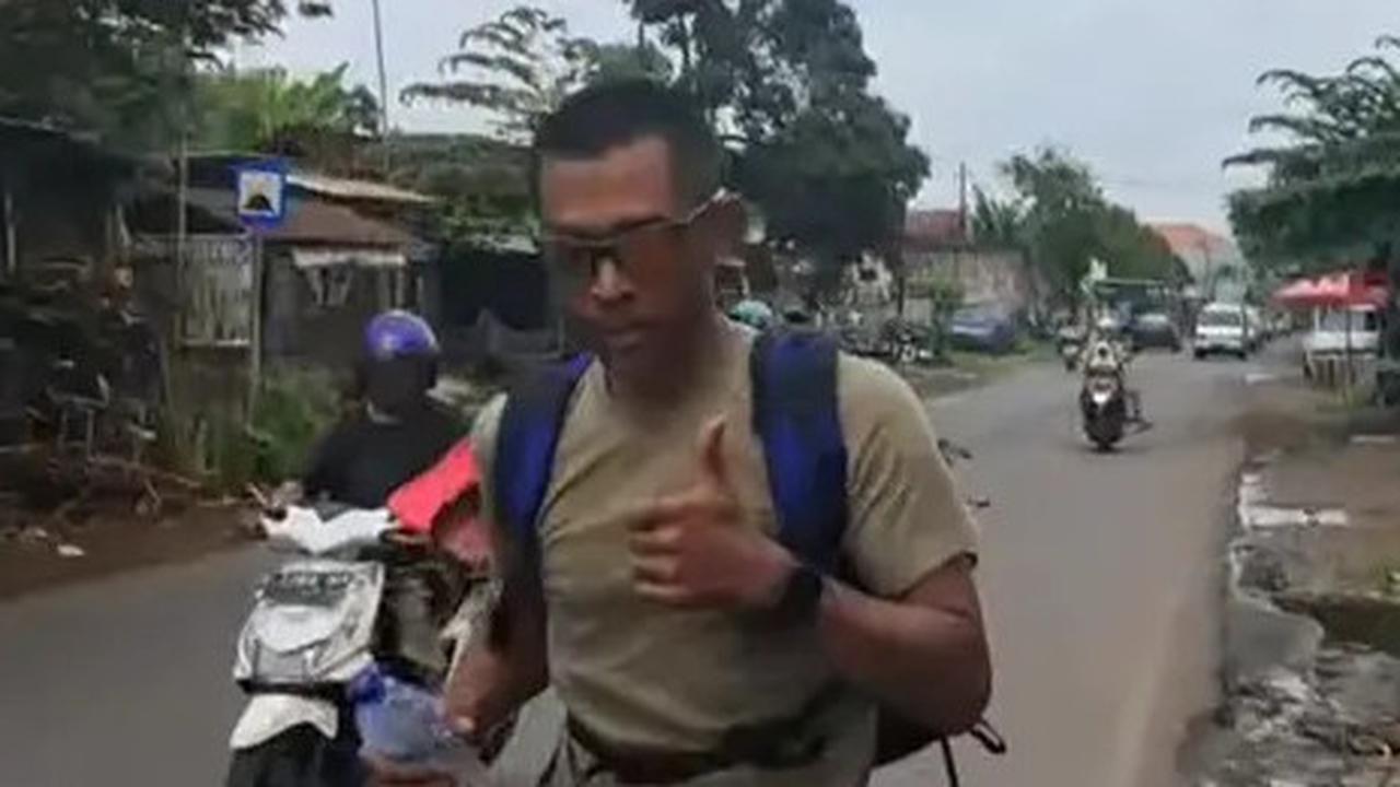 Anaknya Jadi Anggota TNI, Bapak Ini Rayakan dengan Berlari Sejauh 140 Kilometer
