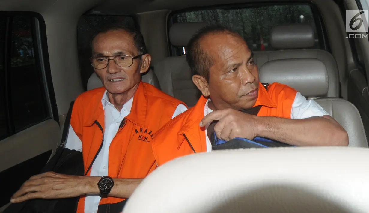 Mantan anggota DPRD Sumatera Utara periode 2009-2014, Elezaro Duha (kiri) dan Pasiruddin Daulay berada di dalam mobil usai menandatangan berkas P21 di gedung KPK, Jakarta, Senin (3/12). (Merdeka.com/Dwi Narwoko)