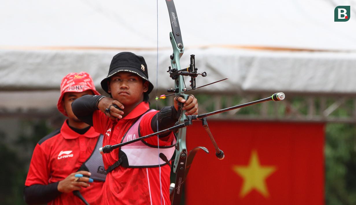 Trio Alviyanto Prastyadi Bagas, Arif Pangestu Dwi, dan Riau Salsavilla Ega Agata yang sukses meraih medali emas SEA Games 2021 buat Indonesia, Rabu (18/5/2022) siang WIB. Ketiganya tampil memukau pada kategori Men's Team Recurve. (Bola.com/Ikhwan Yanuar Harun)